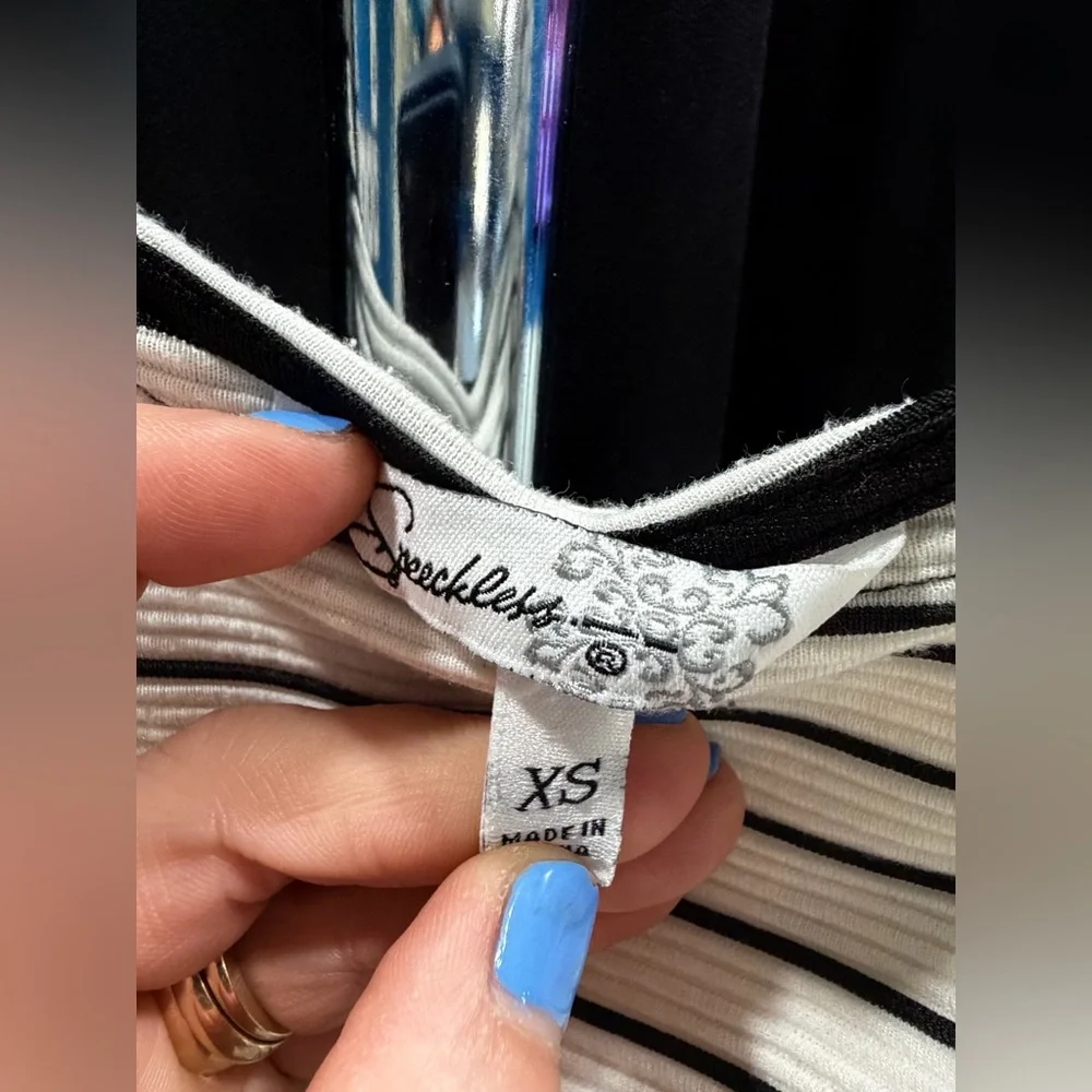 SPEECKLESS 👗 - Picture 3 of 3